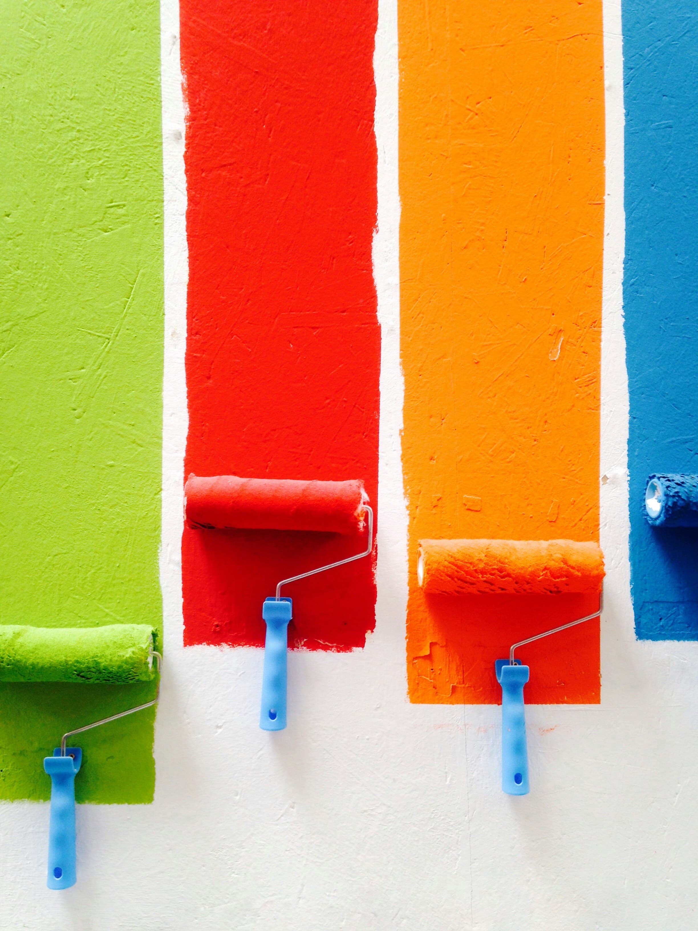Rulli da pittura colorati appoggiati uno accanto all altro