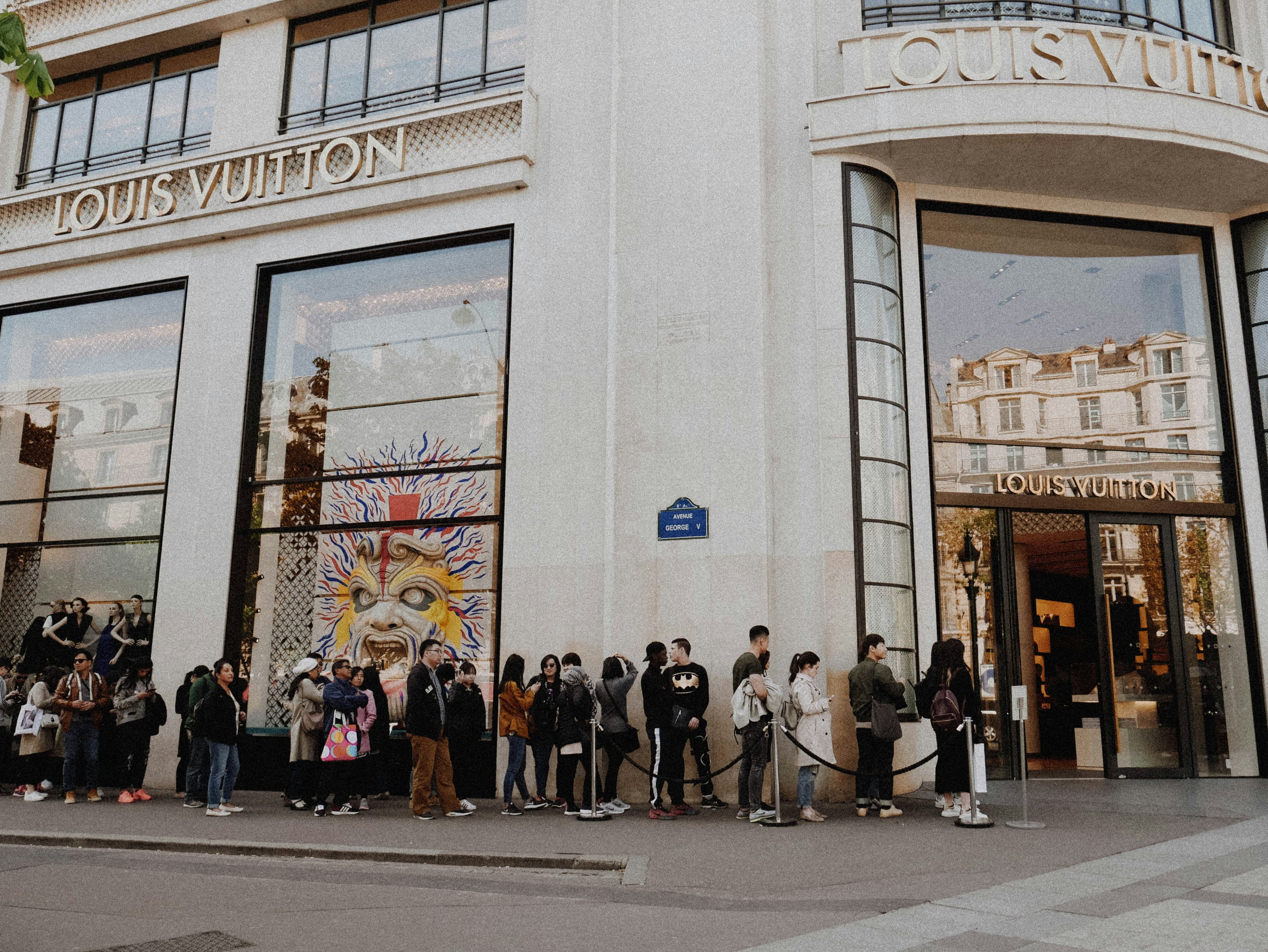 Persone in fila in attesa davanti a un ingresso
